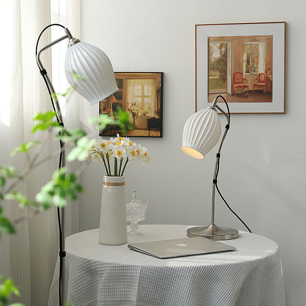 LumeCurve – Lámpara de Mesa de Cerámica Elegante con Textura Estriada