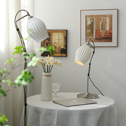 LumeCurve – Lámpara de Mesa de Cerámica Elegante con Textura Estriada