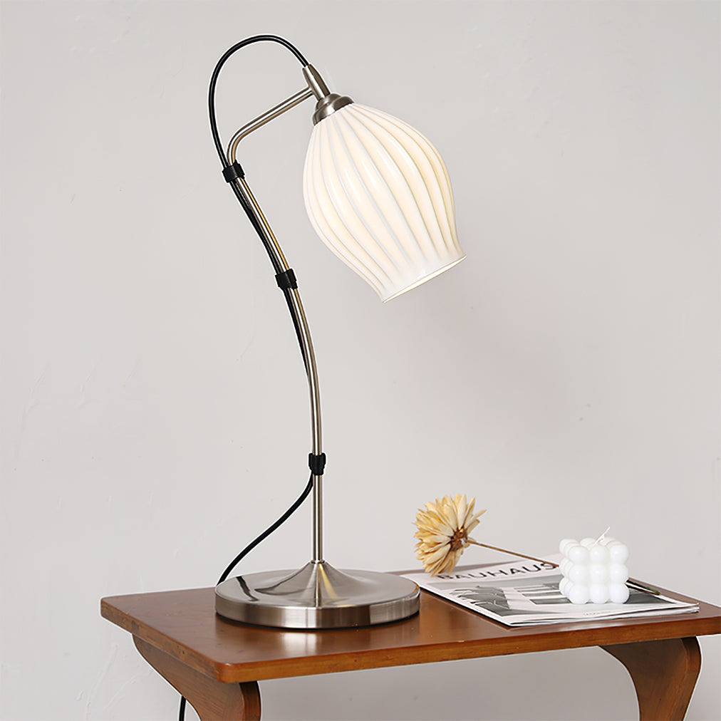 LumeCurve – Lámpara de Mesa de Cerámica Elegante con Textura Estriada
