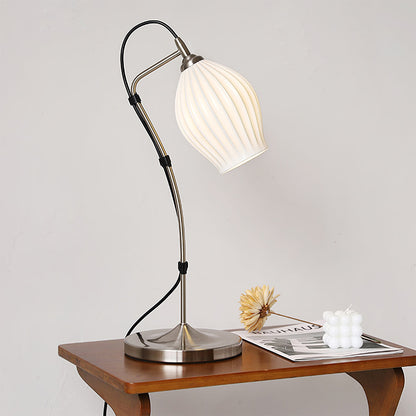 LumeCurve – Lámpara de Mesa de Cerámica Elegante con Textura Estriada