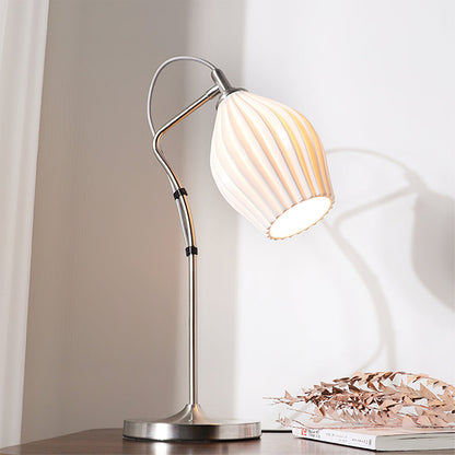 LumeCurve – Lámpara de Mesa de Cerámica Elegante con Textura Estriada