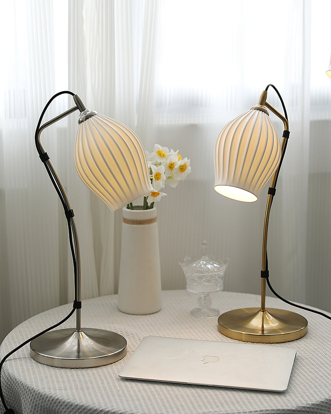 LumeCurve – Lámpara de Mesa de Cerámica Elegante con Textura Estriada