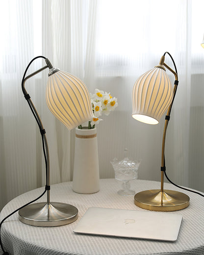 LumeCurve – Lámpara de Mesa de Cerámica Elegante con Textura Estriada