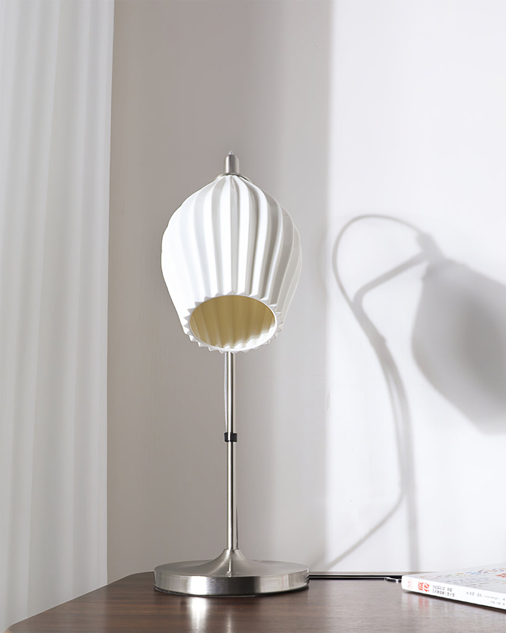 LumeCurve – Lámpara de Mesa de Cerámica Elegante con Textura Estriada