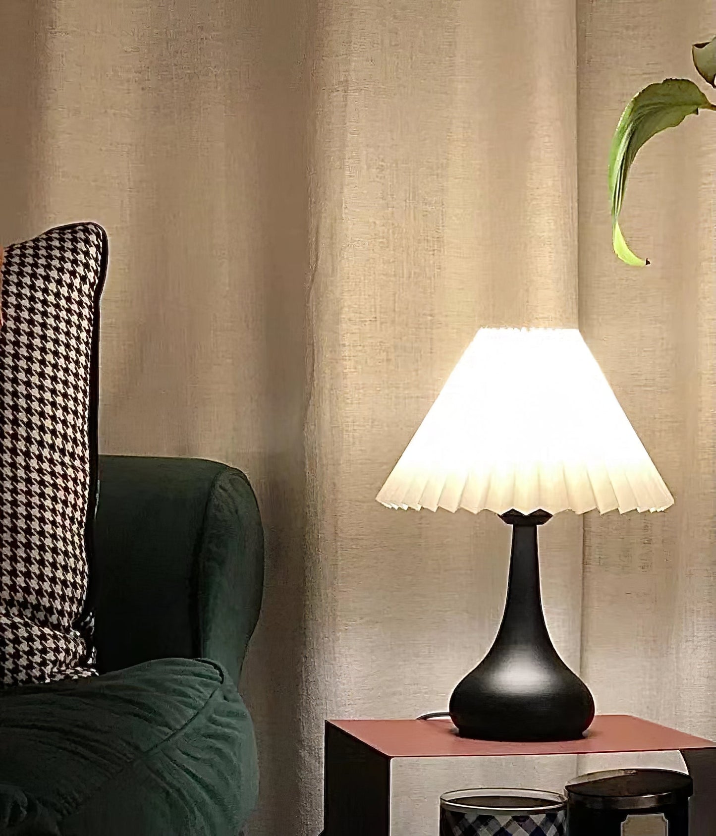 TimelessGlow - Table Lamp with Drum Aesthetic and Soft Radiance