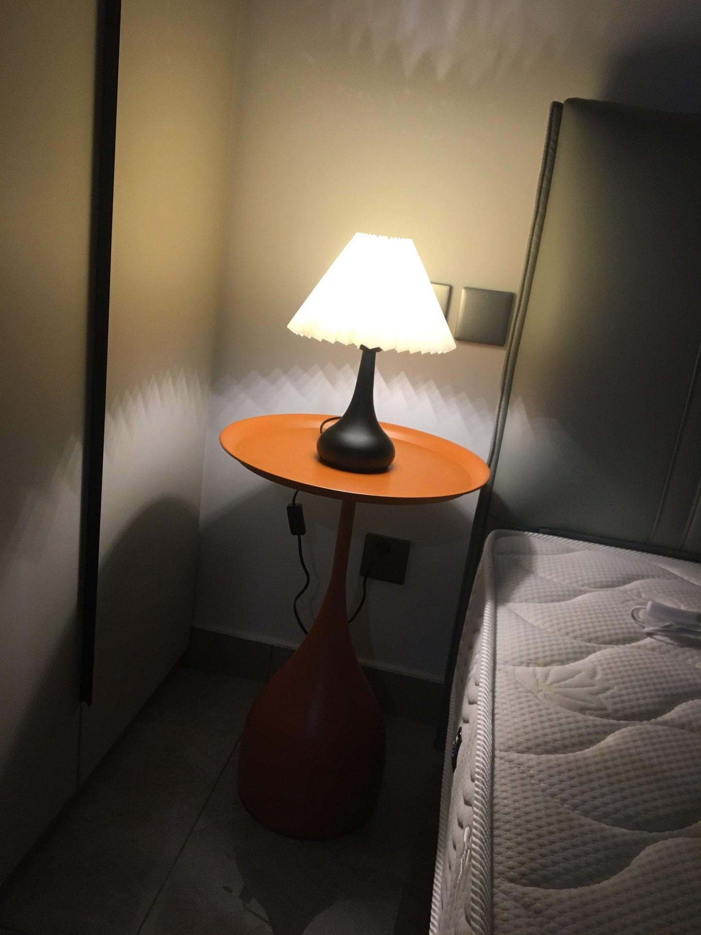 TimelessGlow - Table Lamp with Drum Aesthetic and Soft Radiance