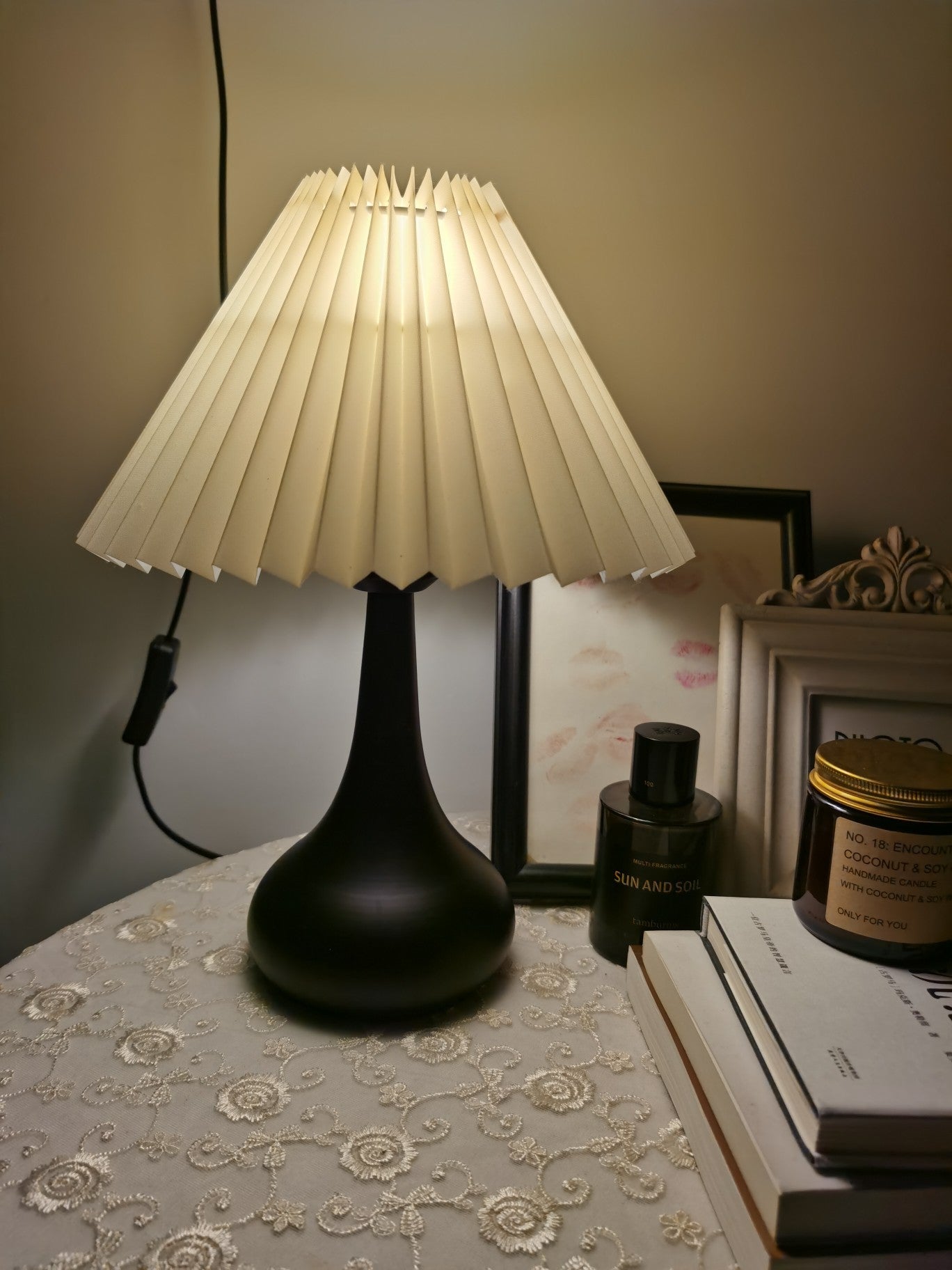 TimelessGlow - Table Lamp with Drum Aesthetic and Soft Radiance