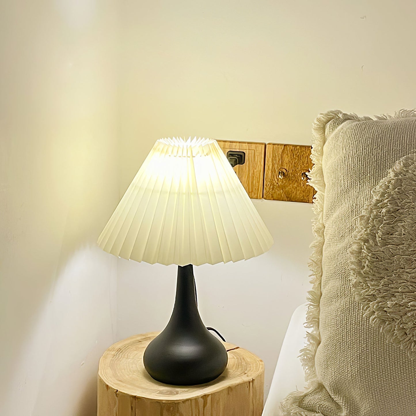 TimelessGlow - Table Lamp with Drum Aesthetic and Soft Radiance