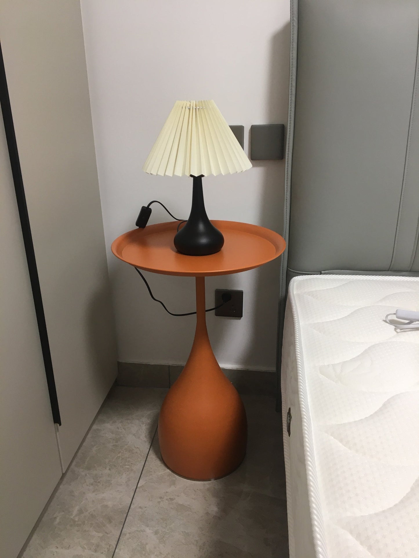 TimelessGlow - Table Lamp with Drum Aesthetic and Soft Radiance