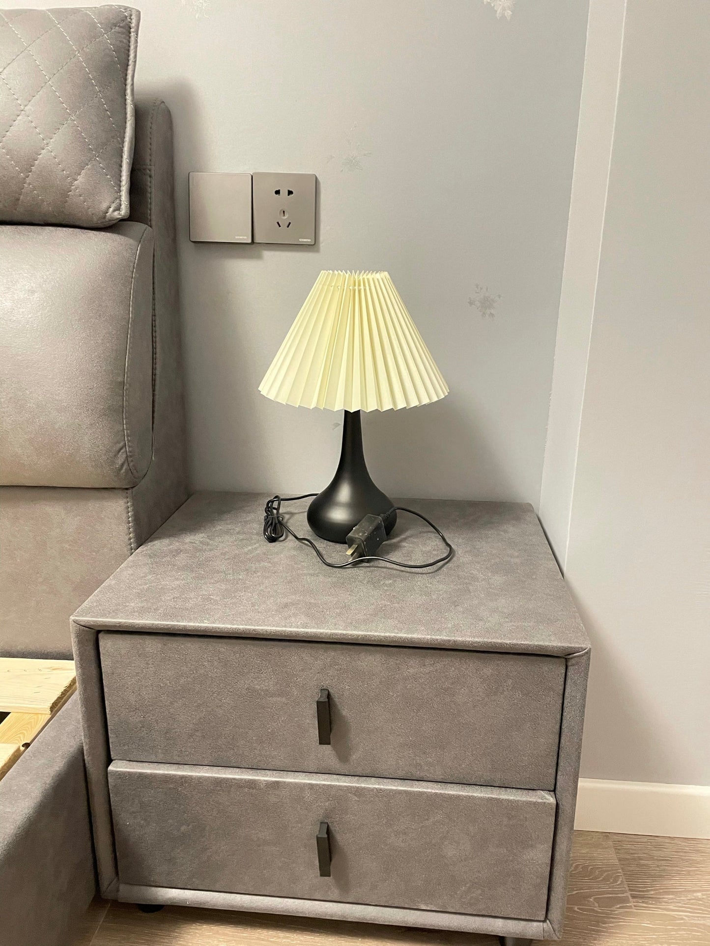 TimelessGlow - Table Lamp with Drum Aesthetic and Soft Radiance
