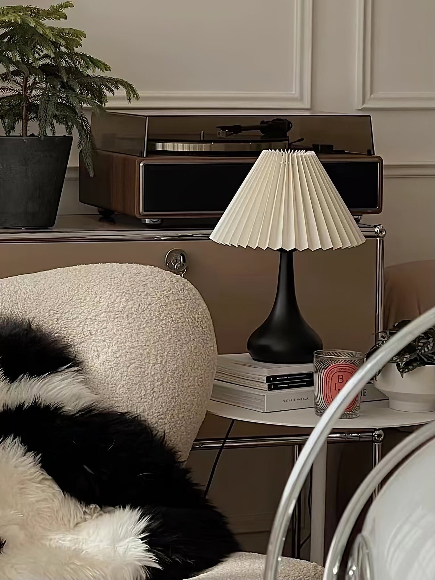 TimelessGlow - Table Lamp with Drum Aesthetic and Soft Radiance