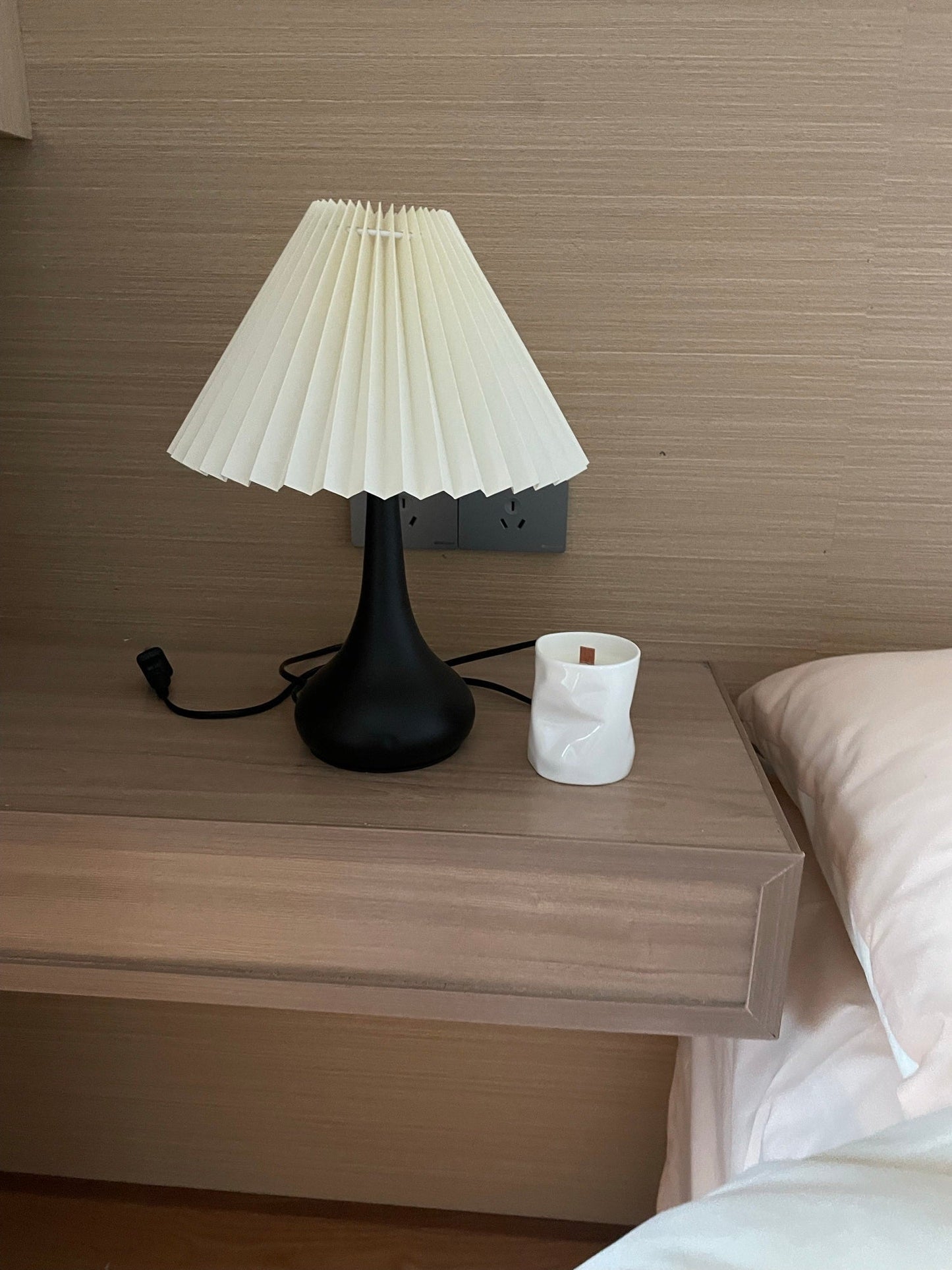 TimelessGlow - Table Lamp with Drum Aesthetic and Soft Radiance