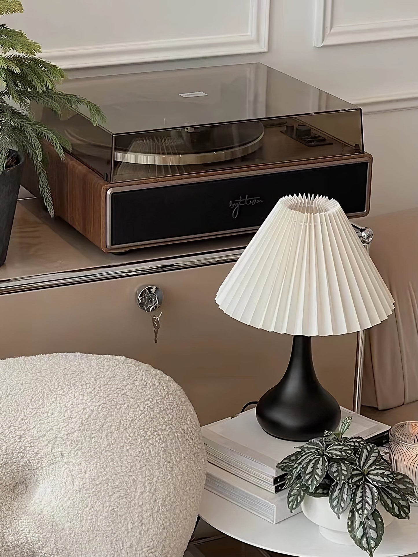 TimelessGlow - Table Lamp with Drum Aesthetic and Soft Radiance