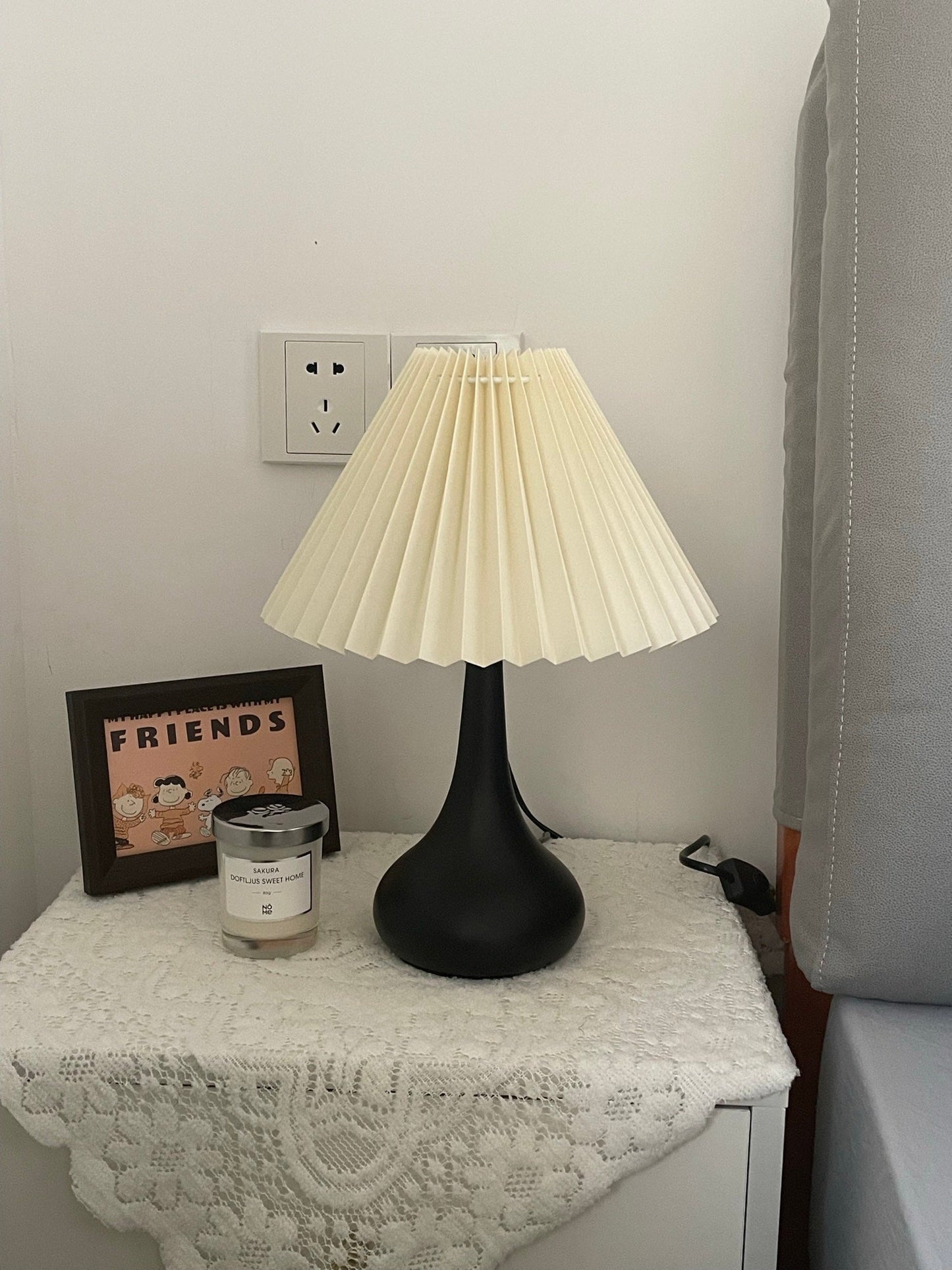 TimelessGlow - Table Lamp with Drum Aesthetic and Soft Radiance