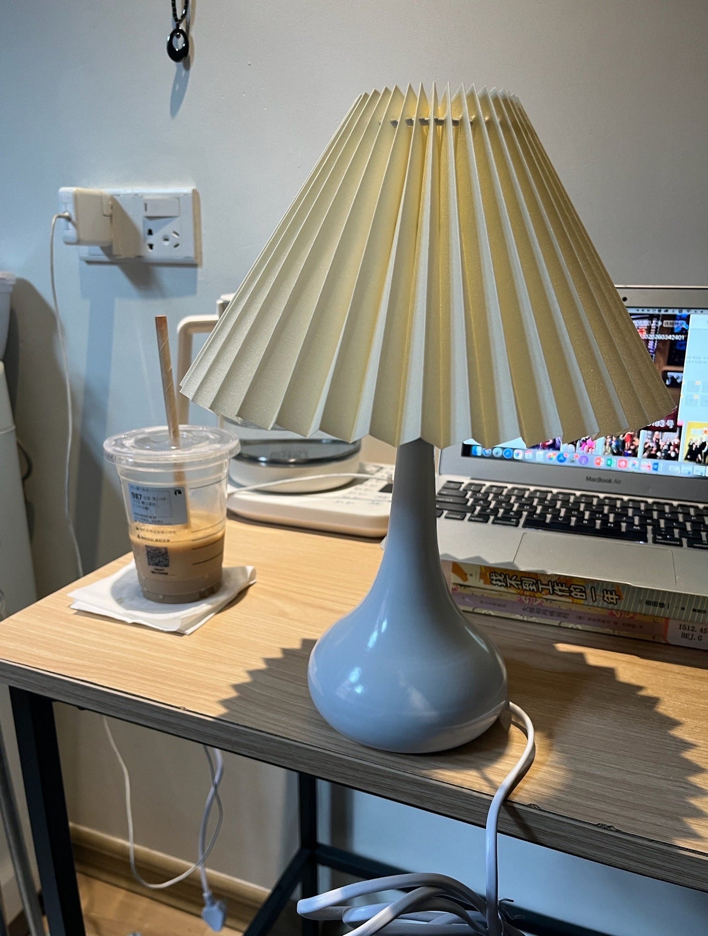 TimelessGlow - Table Lamp with Drum Aesthetic and Soft Radiance