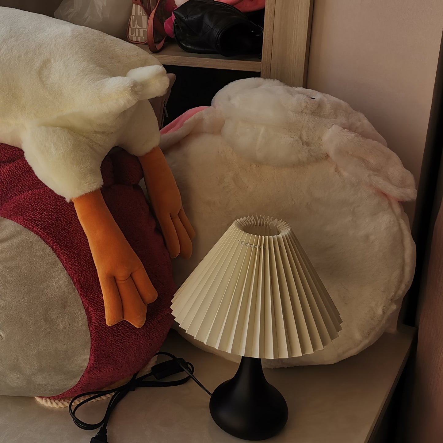 TimelessGlow - Table Lamp with Drum Aesthetic and Soft Radiance