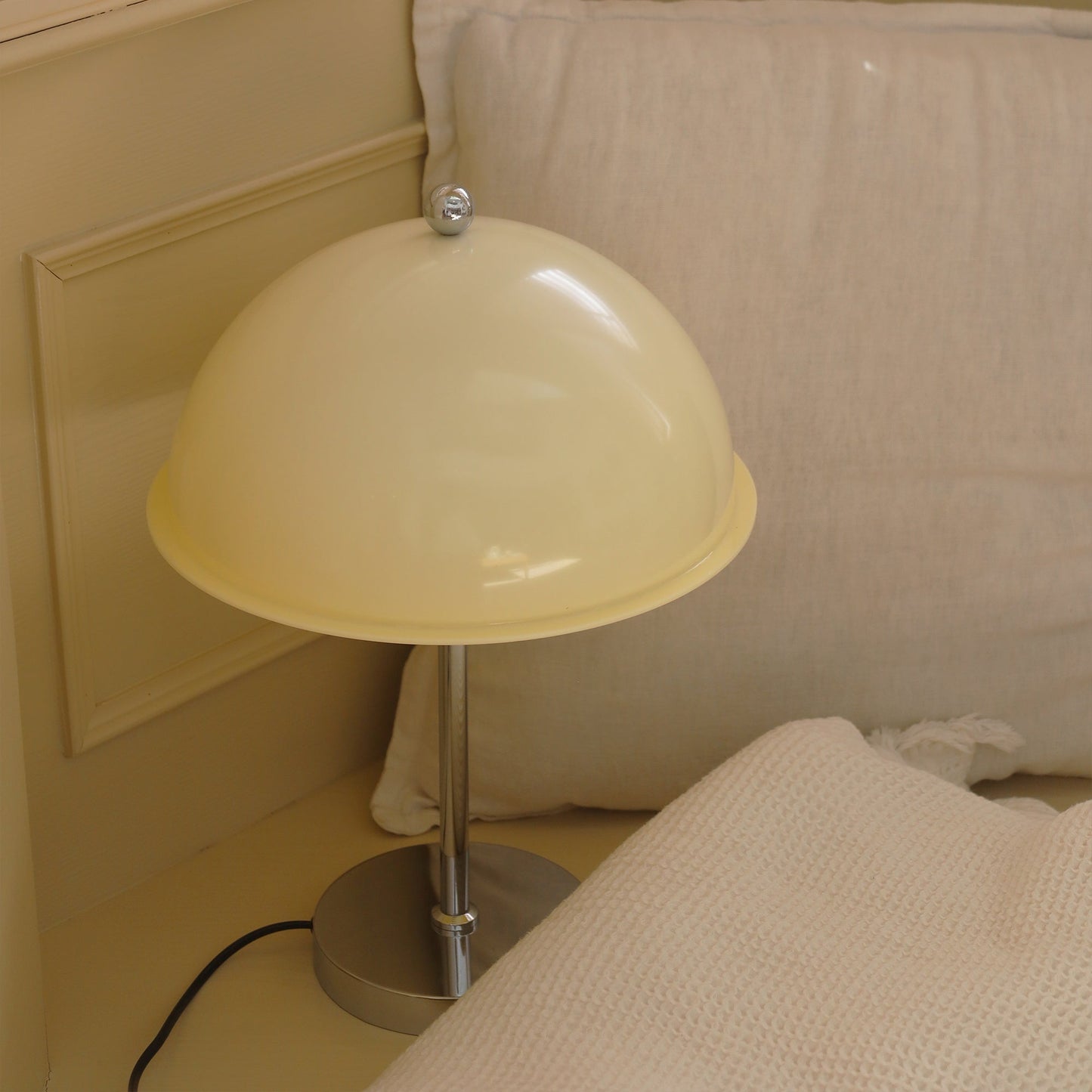 LuxeLight – Elegant Silver Table Lamp with Acrylic Accents