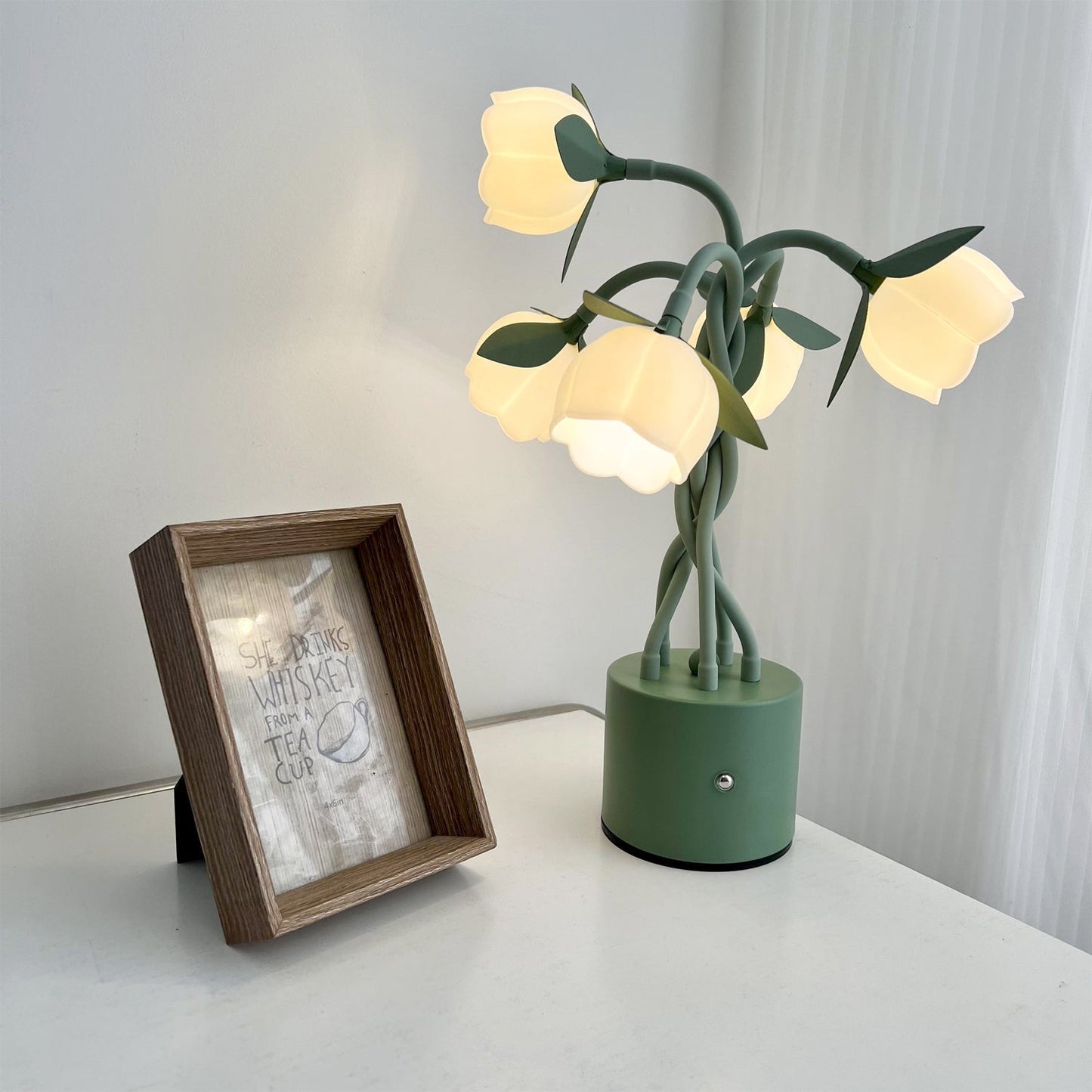 PetalAura – Lampada da Tavolo Floreale Scultorea