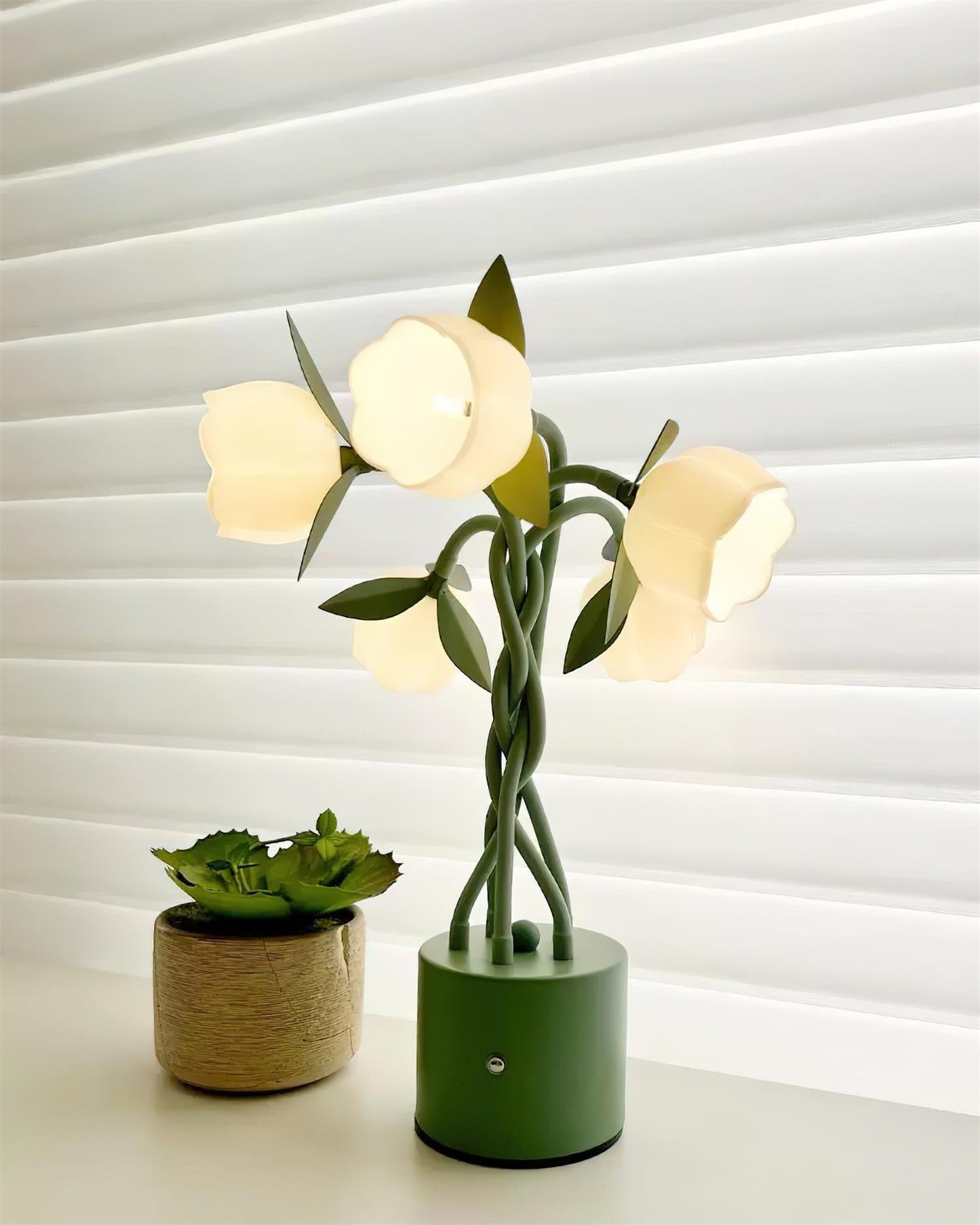 PetalAura – Lampada da Tavolo Floreale Scultorea