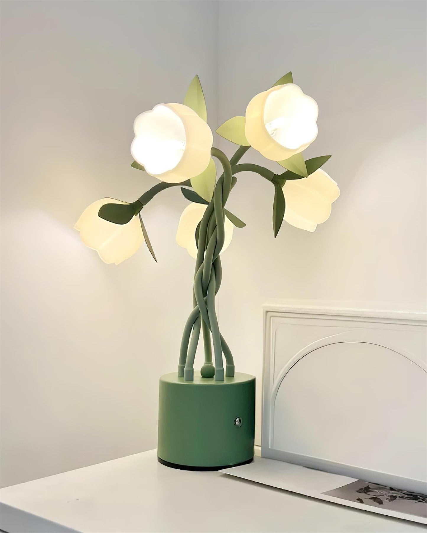 PetalAura – Lampada da Tavolo Floreale Scultorea