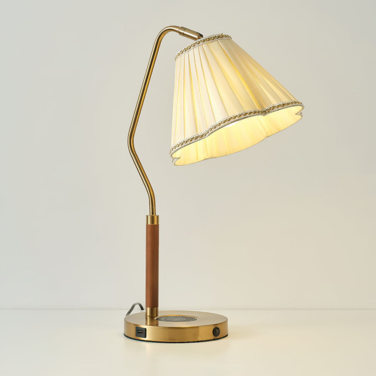 GlamourLux – Lampada da tavolo in tessuto lussuoso