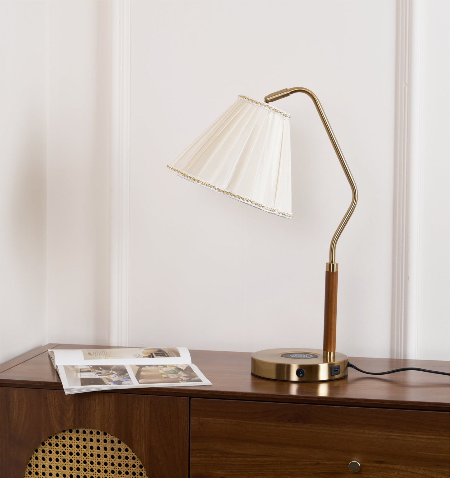 GlamourLux – Lampada da tavolo in tessuto lussuoso