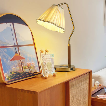 GlamourLux – Lampada da tavolo in tessuto lussuoso