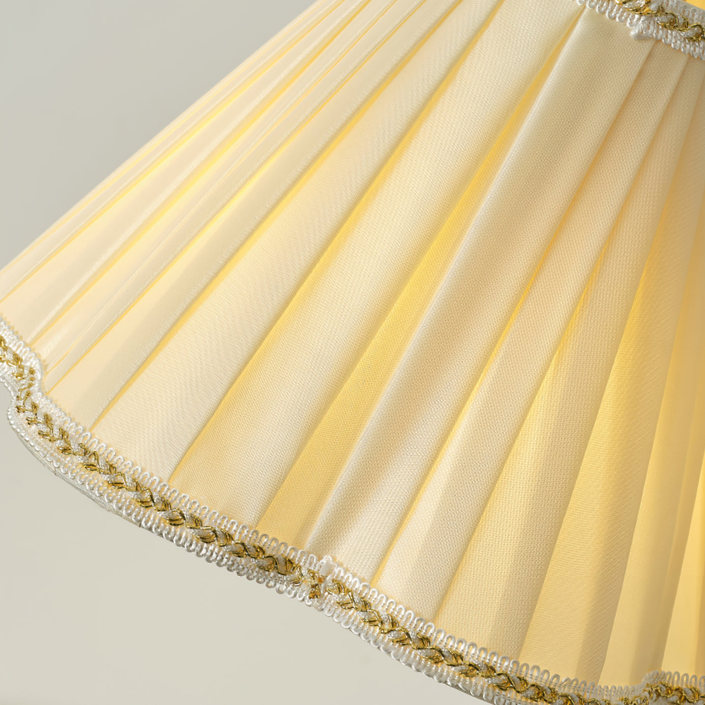 GlamourLux – Lampada da tavolo in tessuto lussuoso