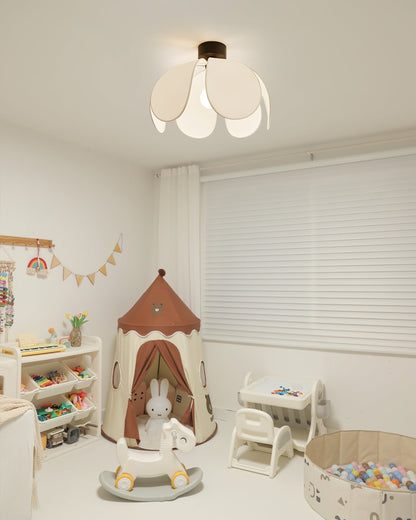 BloomLuxe - Deckenleuchte mit eleganten Stoffblüten und warmem Lichtschein