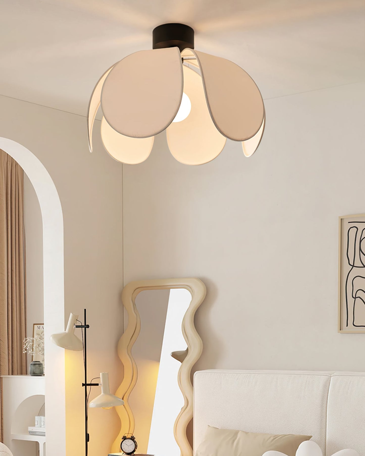 BloomLuxe - Deckenleuchte mit eleganten Stoffblüten und warmem Lichtschein