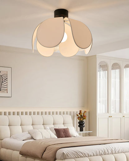 BloomLuxe - Deckenleuchte mit eleganten Stoffblüten und warmem Lichtschein