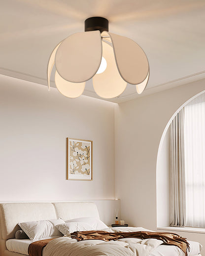 BloomLuxe - Deckenleuchte mit eleganten Stoffblüten und warmem Lichtschein