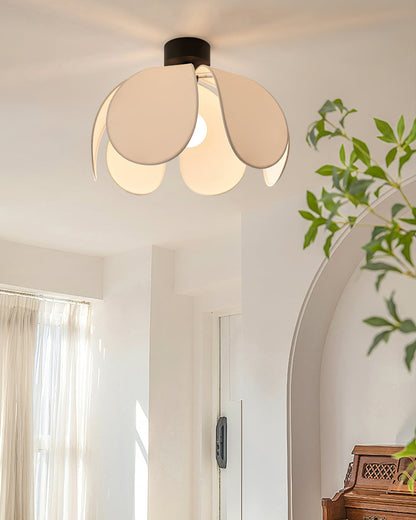 BloomLuxe - Deckenleuchte mit eleganten Stoffblüten und warmem Lichtschein