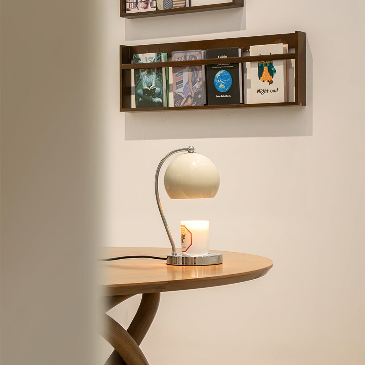 FlameGlow - Table Lamp with Candle-Like Light and Sleek Finish
