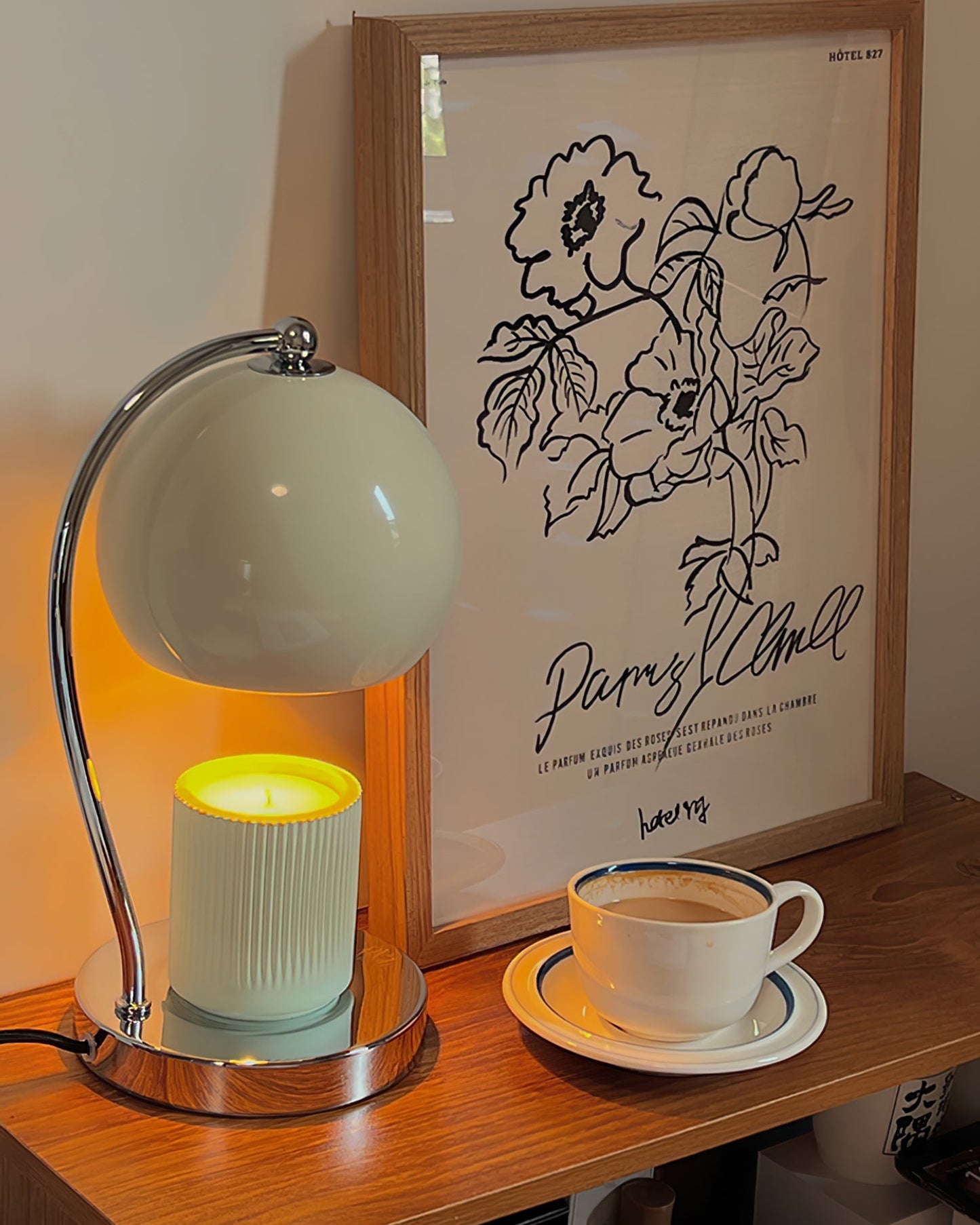 FlameGlow - Table Lamp with Candle-Like Light and Sleek Finish