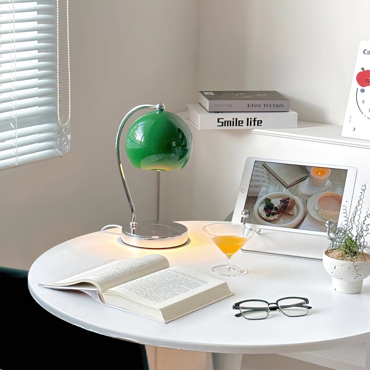 FlameGlow - Table Lamp with Candle-Like Light and Sleek Finish