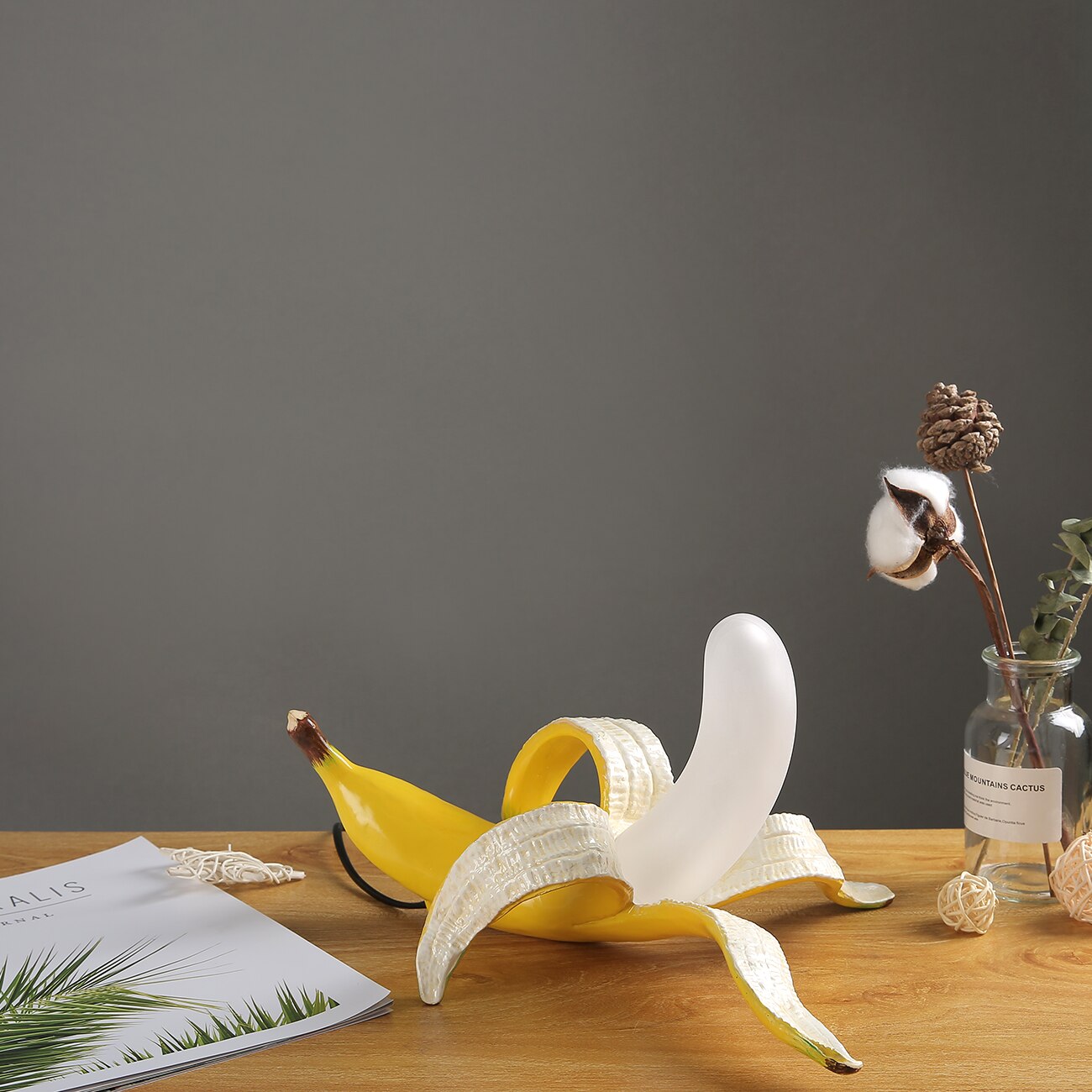 GoldenBanana - Elegant Art Deco Table Lamp