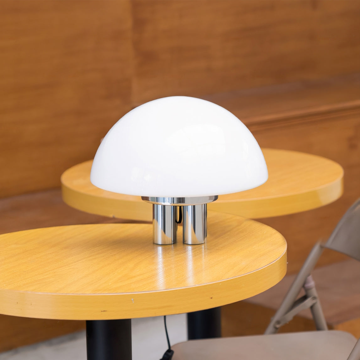 SilverAura – Lampada da Tavolo Bianca con Base in Cromo