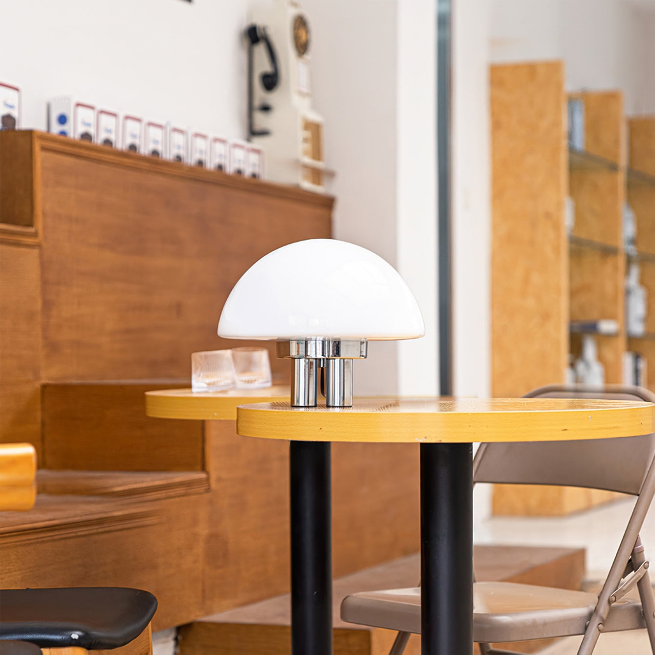 SilverAura – Lampada da Tavolo Bianca con Base in Cromo