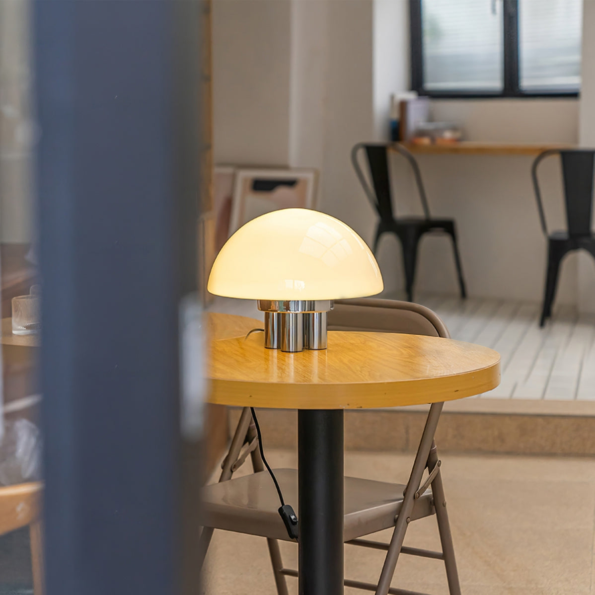 SilverAura – Lampada da Tavolo Bianca con Base in Cromo