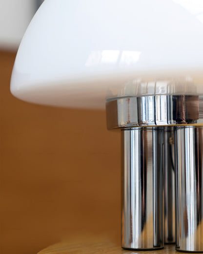 SilverAura – Lampada da Tavolo Bianca con Base in Cromo