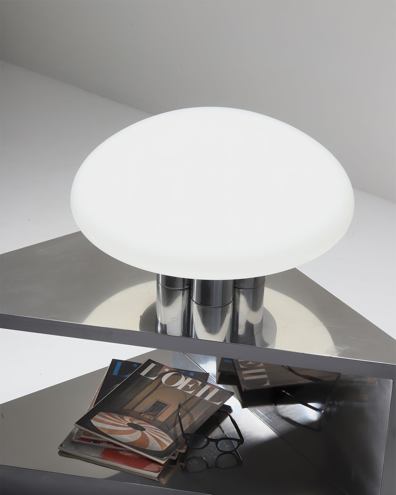 SilverAura – Lampada da Tavolo Bianca con Base in Cromo