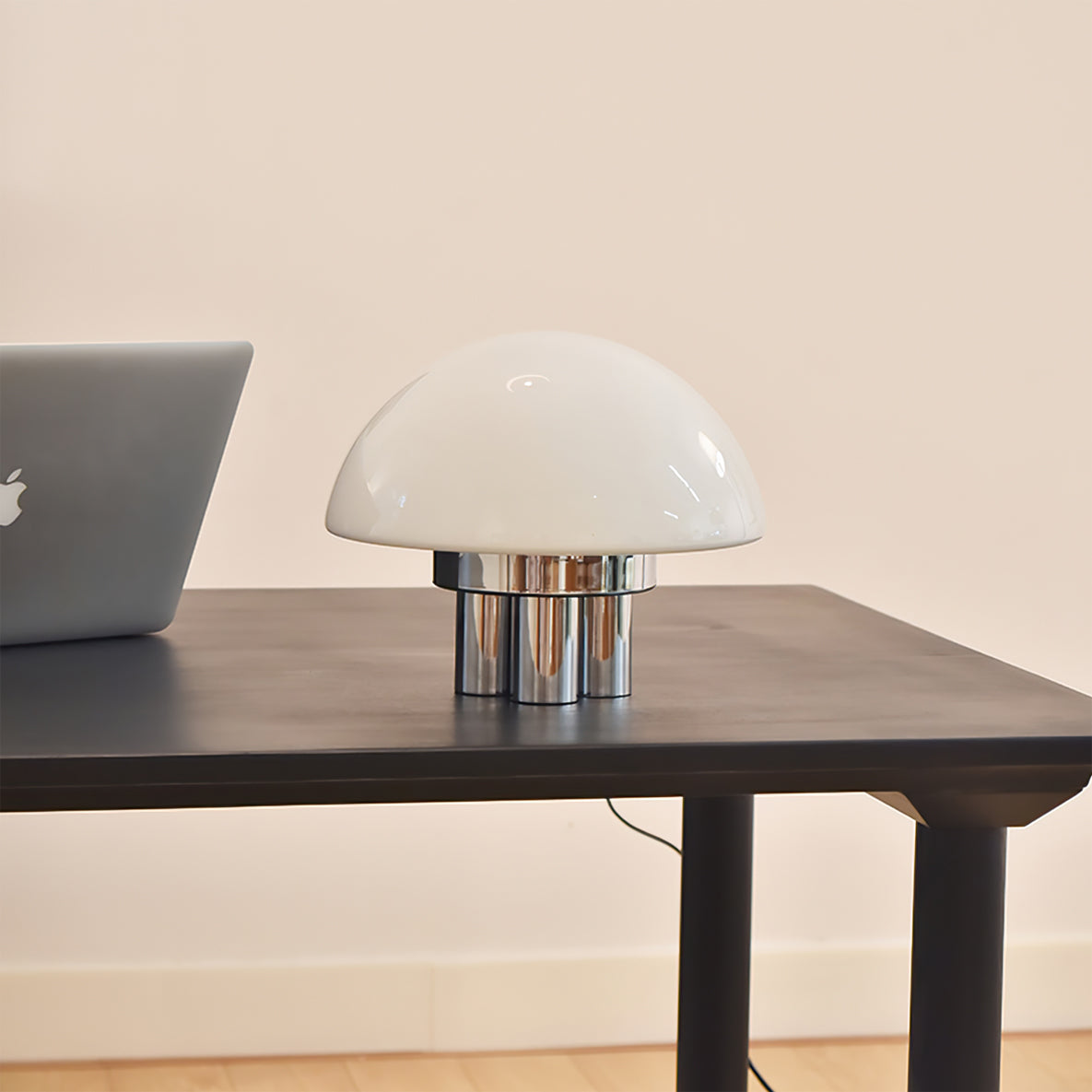 SilverAura – Lampada da Tavolo Bianca con Base in Cromo
