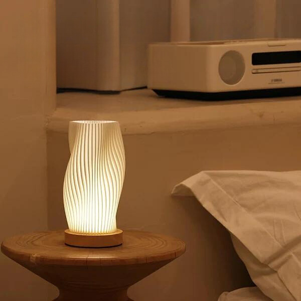 CalmGlow – Elegante Wave-Tischlampe