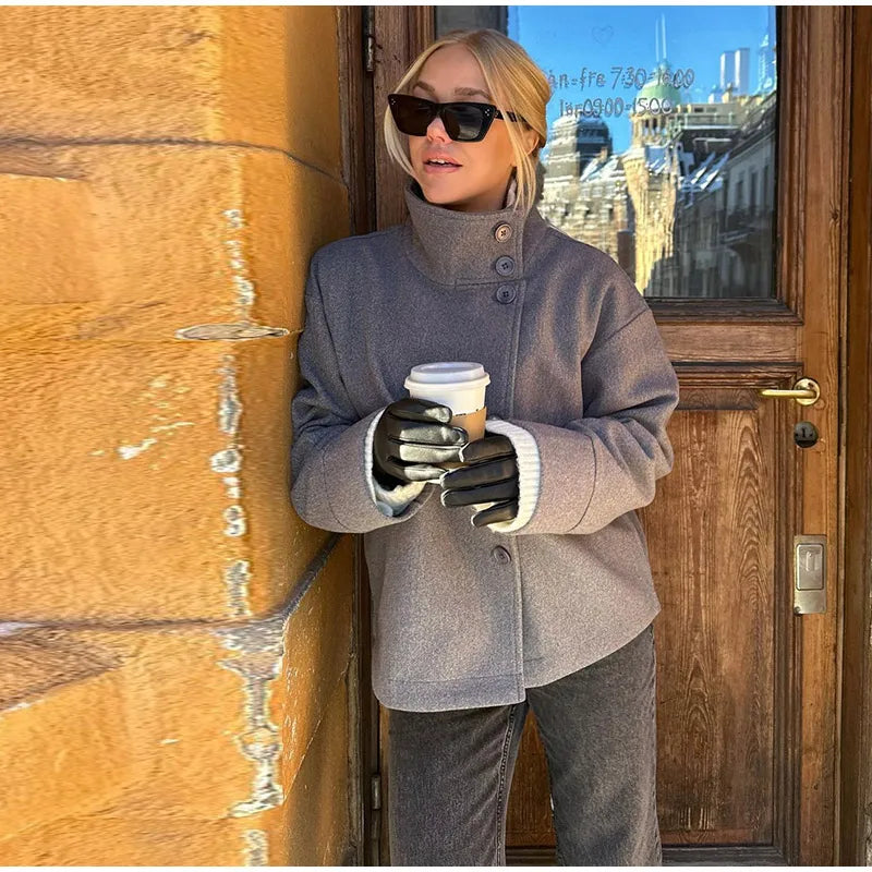 Norava | Chic Modern Short Women's Coat with Elegant Collar and Button Closure 3