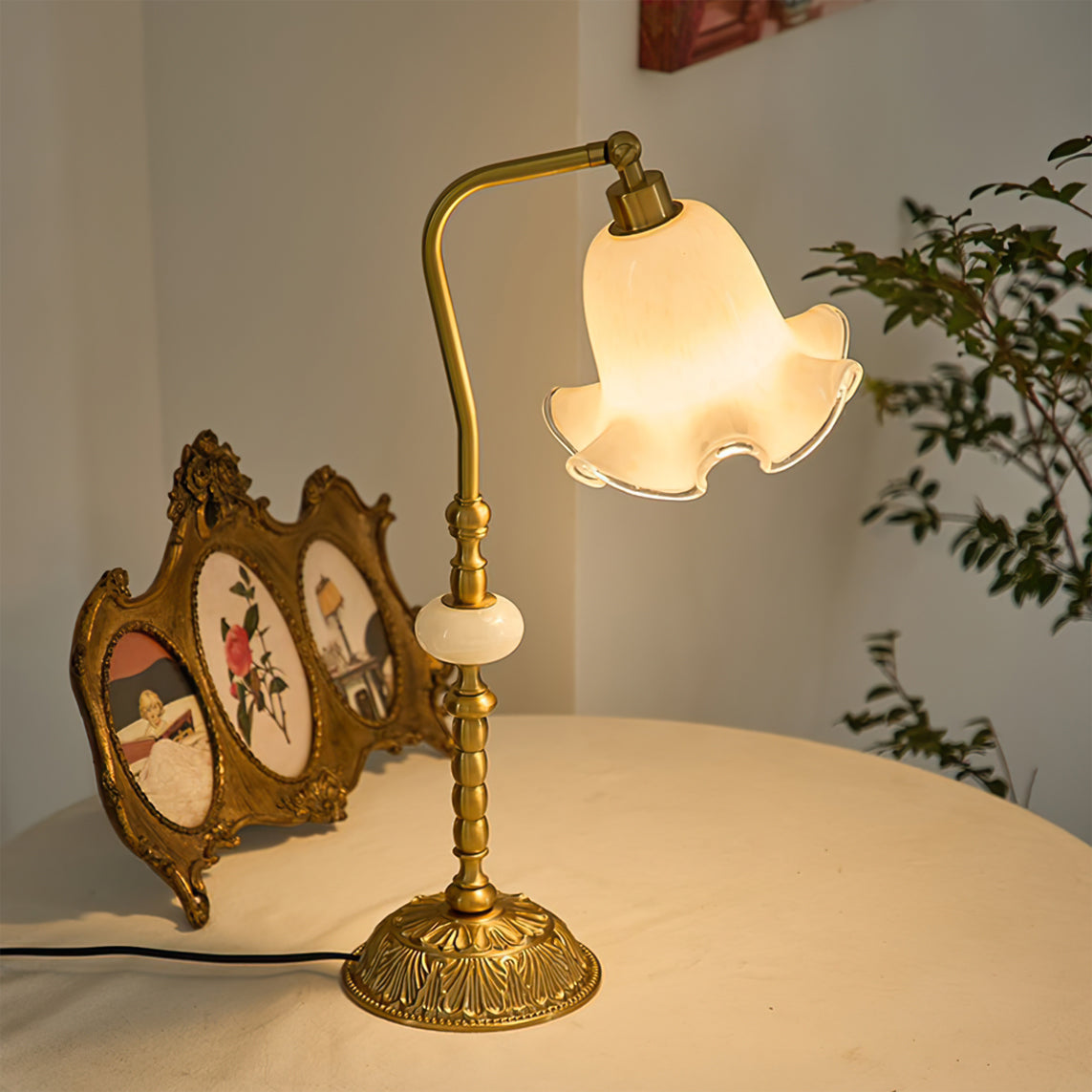 BrassAura – Lampada da Tavolo Floreale Vintage