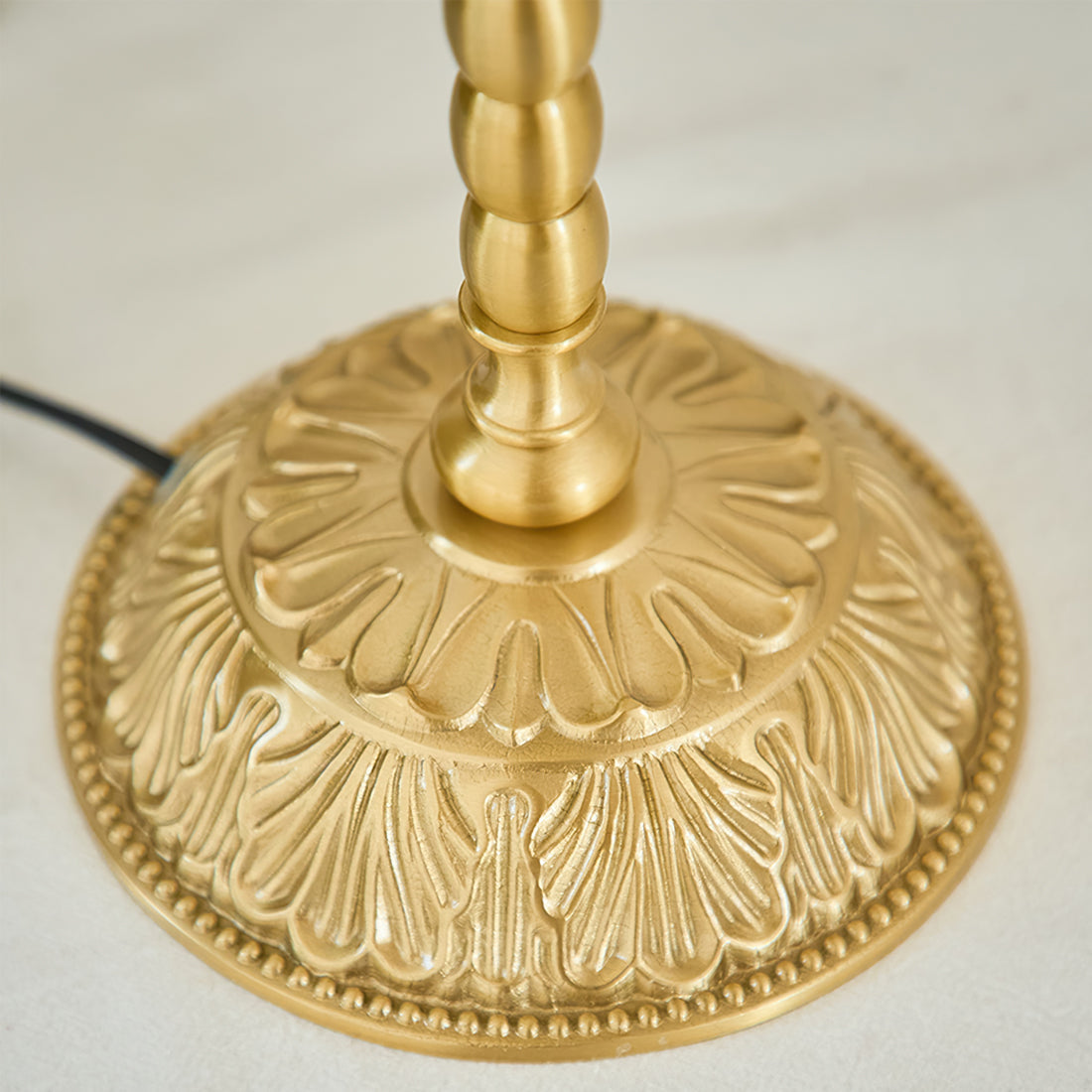 BrassAura – Lampada da Tavolo Floreale Vintage
