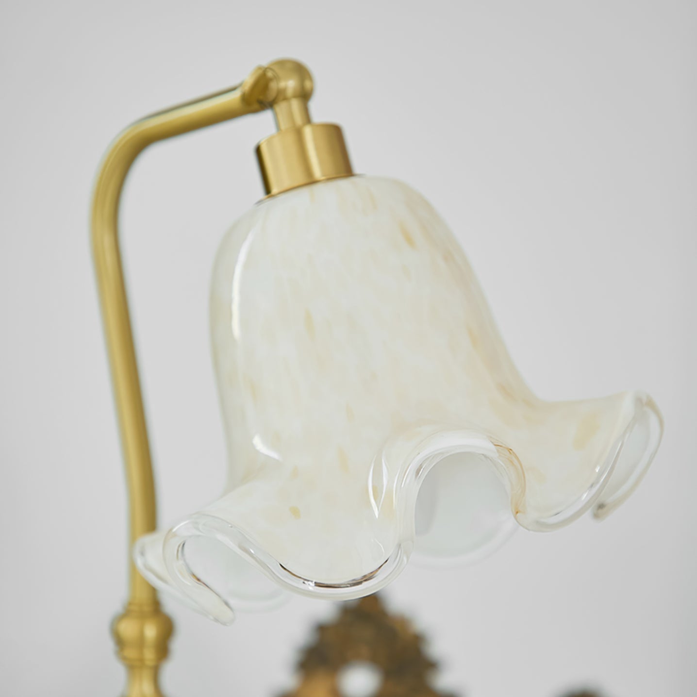 BrassAura – Lampada da Tavolo Floreale Vintage