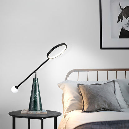 TriGlow – Lámpara de Mesa Geométrica con Cuello de Cisne Ajustable