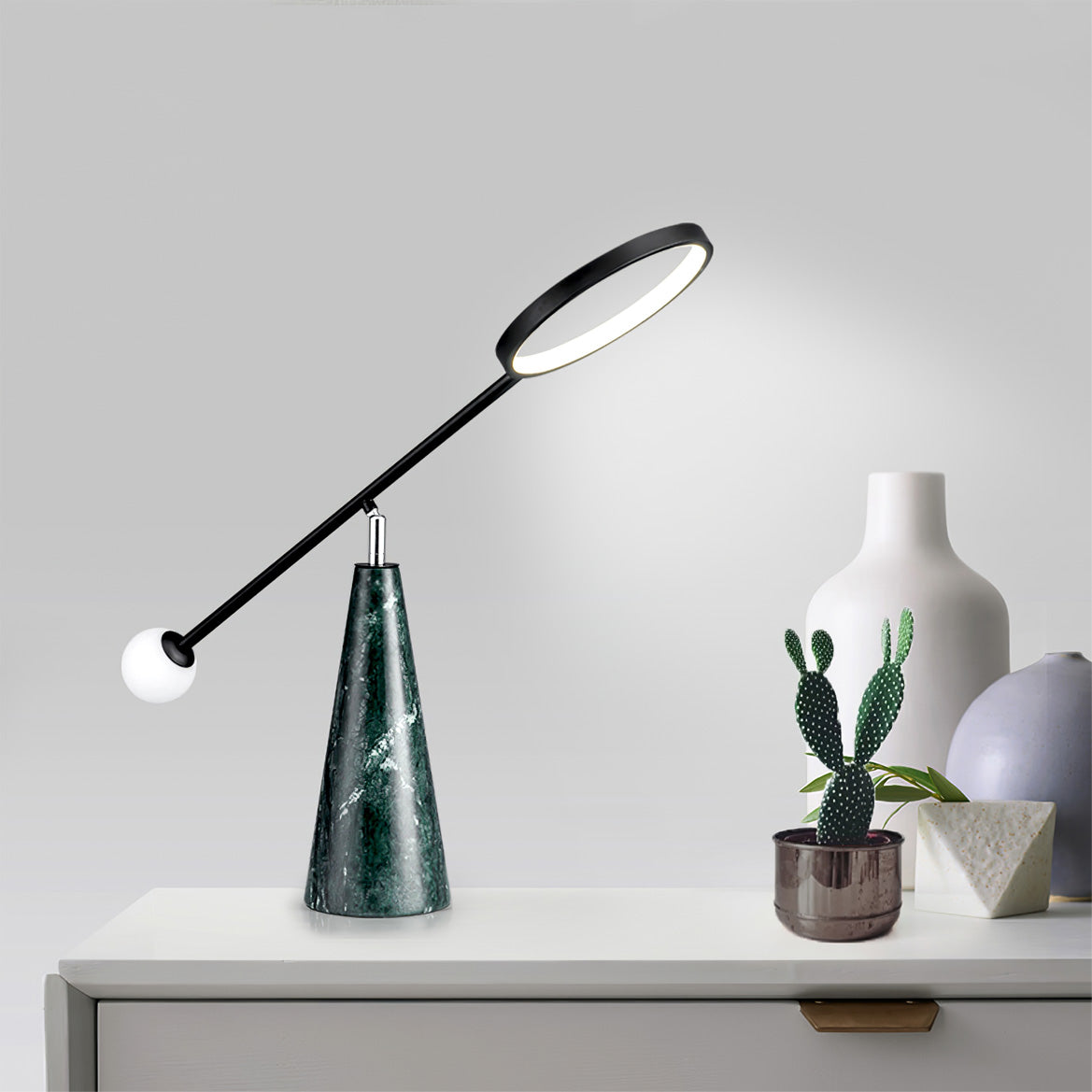 TriGlow – Lámpara de Mesa Geométrica con Cuello de Cisne Ajustable